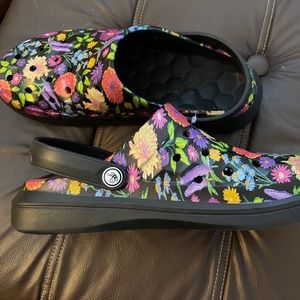 Joybees Women’s Active Varsity Clog Shoes Graphic Black Painted Foral Size 8w